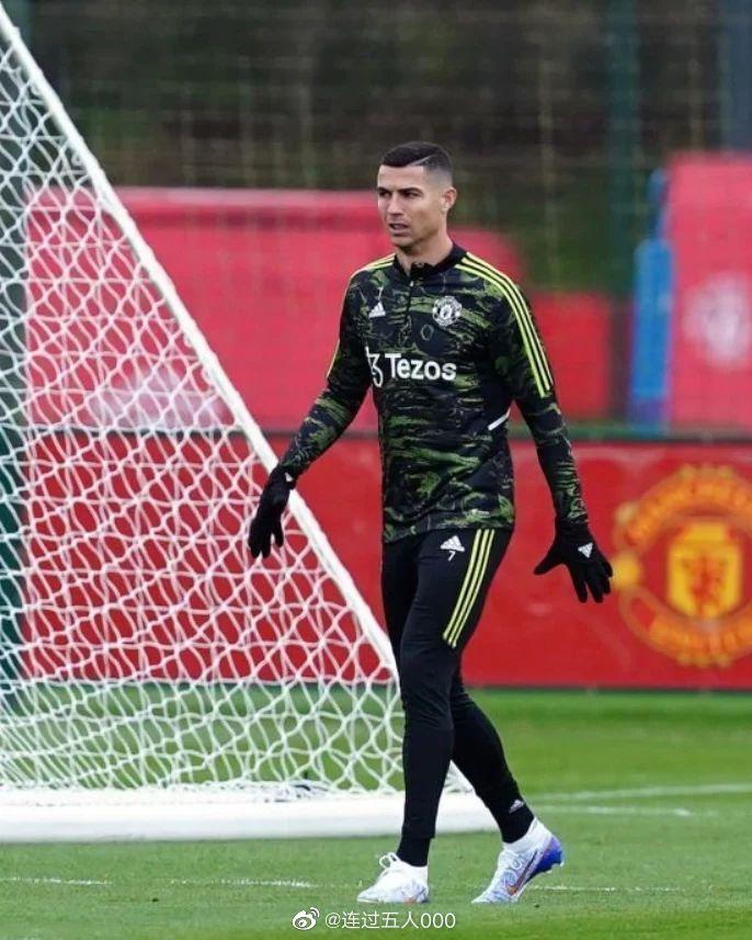 C罗重返赛场，战术调整首场状态出色，西班牙队观众沸腾！赛场气氛高涨(刘翔重返赛场)